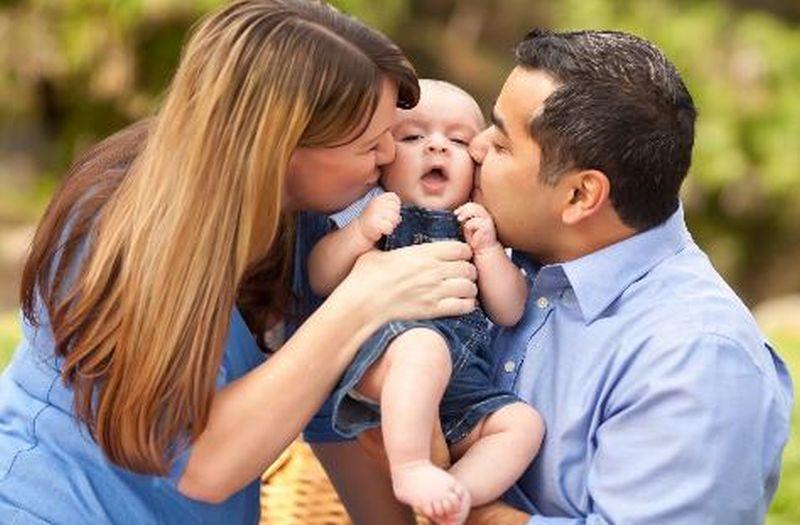 E OFICIAL! Rom&acirc;nii care adoptă copii mai mari de doi ani vor primi 1700 de lei lunar, timp de un an