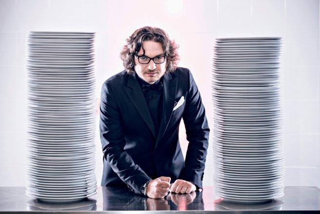 Chef Florin Dumitrescu te &icirc;nvaţă secretul salatei de vinete: "Ador să o gătesc vara. O pregătesc &icirc;n cantități industriale"