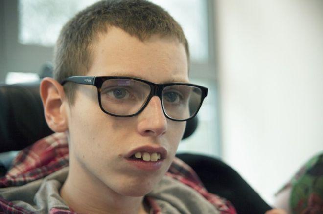 Emoţionant! Datorită unui dispozitiv special a pronunţat primul lui cuv&acirc;nt la 16 ani. Au izbucnit &icirc;n lacrimi c&acirc;nd au auzit ce a spus