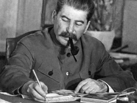 Stalin se răsuceşte în mormânt! Rasă în cap, machiată strident şi plină de tatuaje. Nepoata fostului dictator rus şochează cu fiecare apariţie