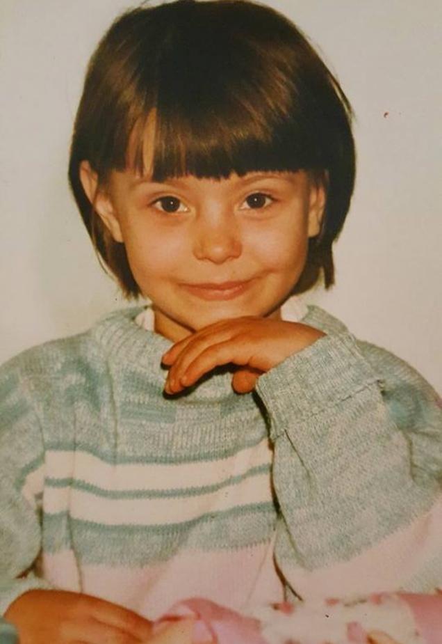 O recunoști pe fetița cumințică din imagine? Astăzi s-a lepădat de cumințenie și te face să păcătuieștil!