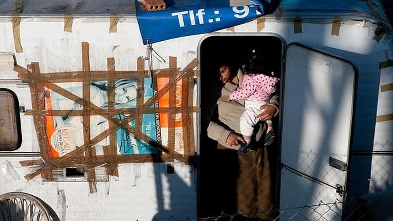 Iar am șocat Europa! O familie de rom&acirc;ni din Spania voia să-și v&acirc;ndă copilul pe 100 de sticle de whisky, două oi și un porc