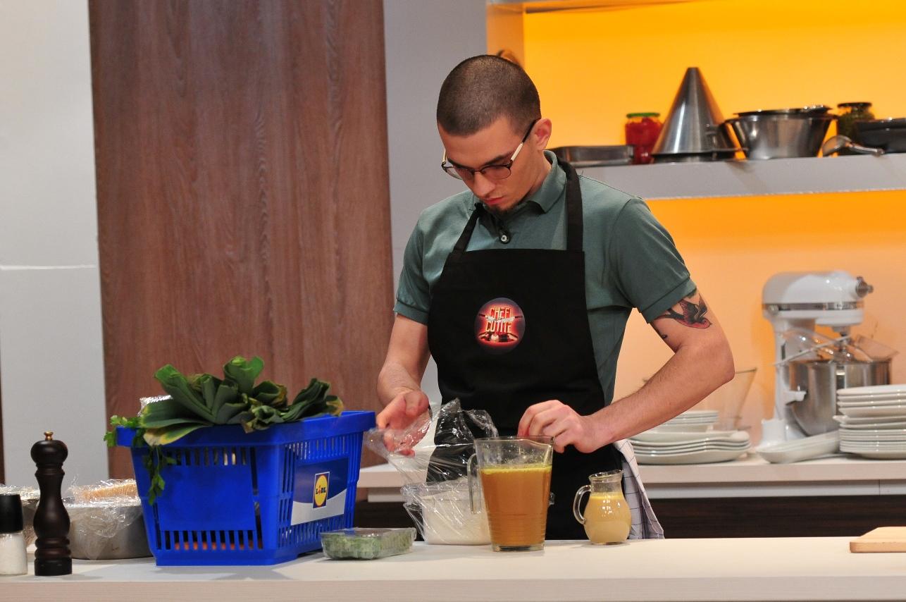 Luni, 21 martie, de la 20.30, la Antena 1,  un bucătar care a gătit pentru Brad Pitt și Sophia Loren vine la &bdquo;Chefi la cuțite&rdquo;