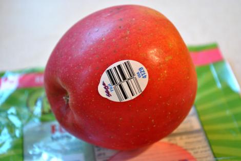 Habar nu ai ce cumperi. Uită-te bine pe etichetele fructelor şi legumelor! Nu le cumpăra dacă au cifra "8"