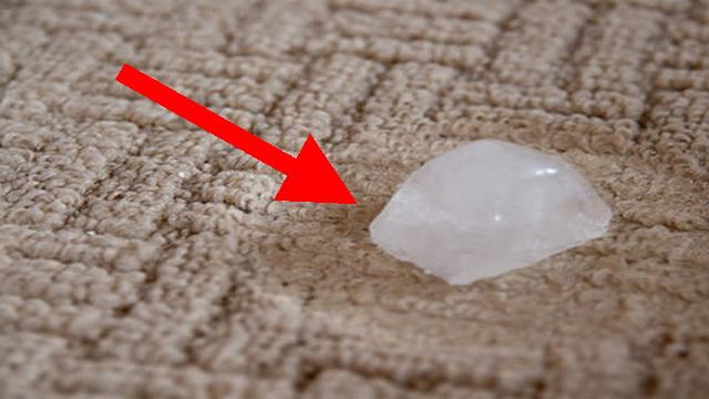 Nu te-ai fi g&acirc;ndit niciodată la asta! Ce se &icirc;nt&acirc;mplă dacă pui un cub de gheață pe covor!