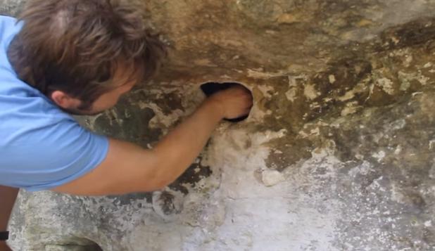 A băgat m&acirc;na &icirc;ntr-o peşteră, fără să se g&acirc;ndească la ce va urma. S-a &icirc;ngrozit de ce a scos afară. VIDEO