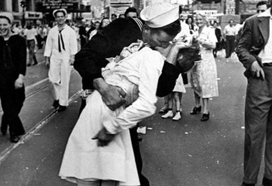 S-au sărutat pasional printre zeci de răniţi şi morţi. Fotografii care au făcut istorie!