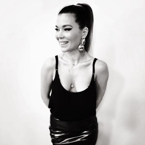 „Ce fac fetele când descoperă Photoshop”? Își fac posterioare sexy! Gina a devenit o adevărată Kim Kardashian de România!