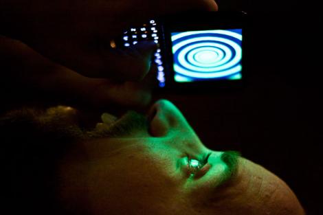 Folosirea telefonului înainte de culcare poate duce la orbire! Medicii avertizează asupra pericolului utilizării gadget-urilor pe întuneric