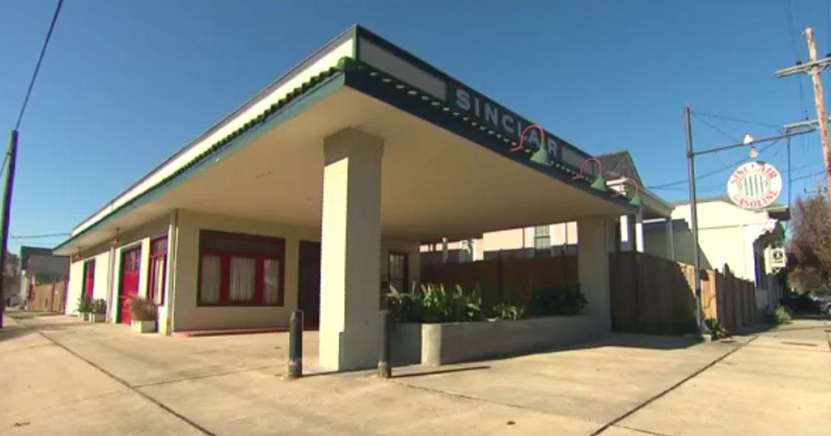 Un bărbat s-a mutat cu familia &icirc;ntr-o veche benzinărie! Locuința arată de-a dreptul fabulos &icirc;n interior!