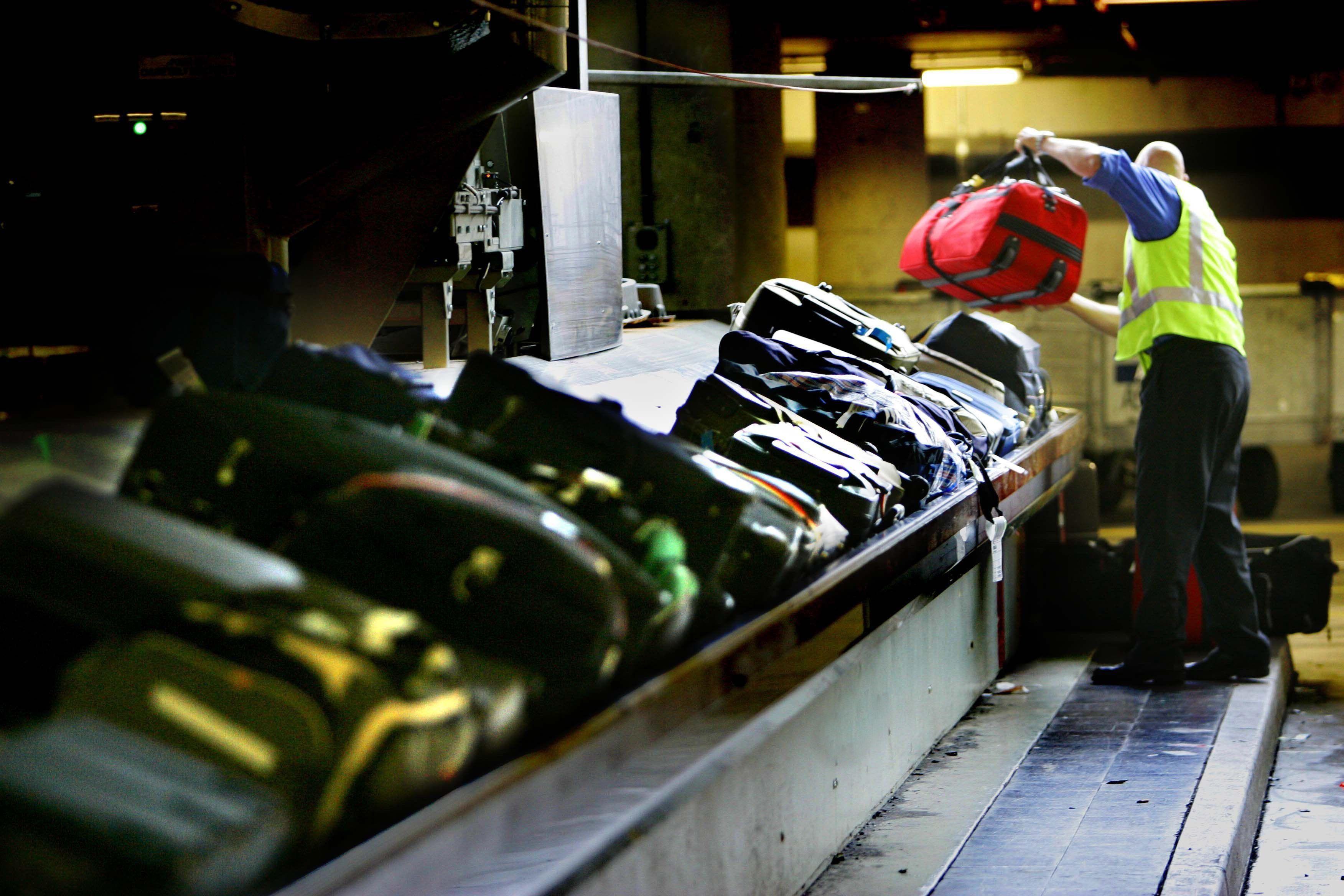 &Icirc;nvață să te aperi! Tu știi ce trebuie să faci atunci c&acirc;nd vezi un obiect suspect? Pașii care te vor feri de orice pericol!