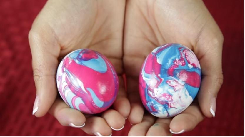 Ouă &icirc;ncondeiate cu OJĂ! Cum poți obține modele inedite din culorile tale preferate