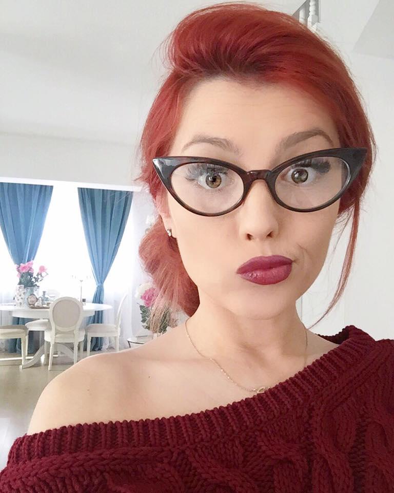 Elena Gheorghe are curaj! Cum arată vedeta nemachiată, fără tocuri și &icirc;mbrăcată lejer