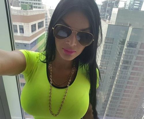 FOTO! Femeia care are cea mai subțire talie din lume șochează din nou! Și-a scos TOȚI dinții ca să obțină z&acirc;mbetul perfect