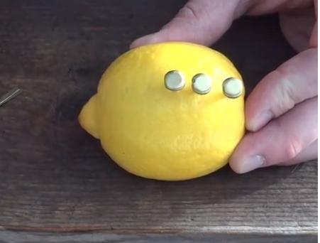 Trucul pe care oricine trebuie să &icirc;l ştie! &Icirc;nfige c&acirc;teva cuie &icirc;ntr-o lăm&acirc;ie. Rezultatul? Uimitor!