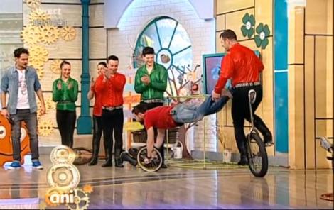 Ce băiat!!! Dani și-a demonstrat talentul de acrobat! A pedalat pe o singură roată!