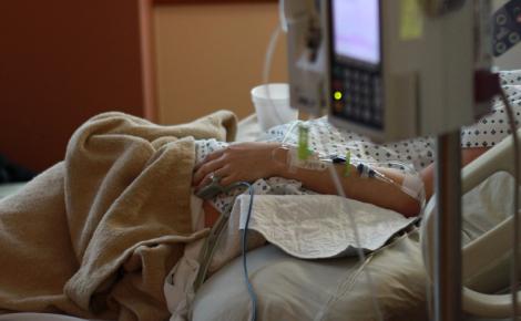 Spitalele din România, în stare de aleră. Bolnavă suspectă de febră tifoidă