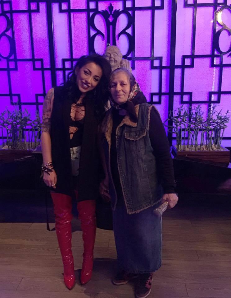 Ruby a stins lumina &icirc;n casă şi şi-a luat bunica &icirc;n club! "Mamaia e cea mai tare femeie de pe această planetă!"