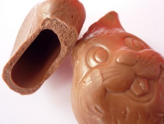 Iepuraşul cu... surprize! A cumpărat o figurină de ciocolată pentru copil. Ce era &icirc;năuntru e greu de imaginat