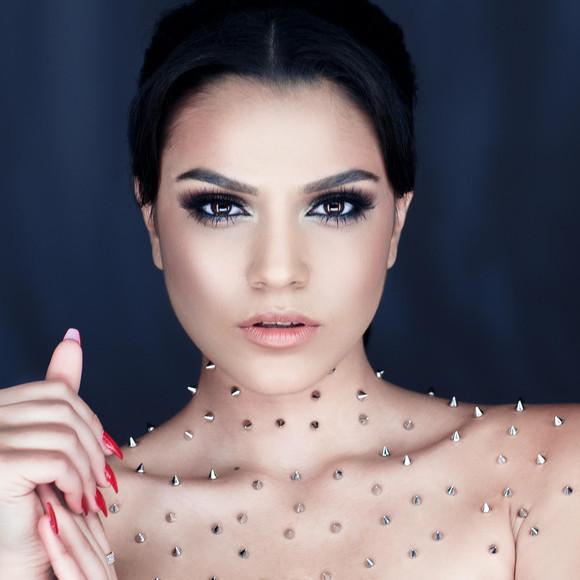 Carmen, din ce &icirc;n ce mai provocatoare! Fiica lui Adi Minune, apariție incendiară &icirc;n cel mai nou videoclip