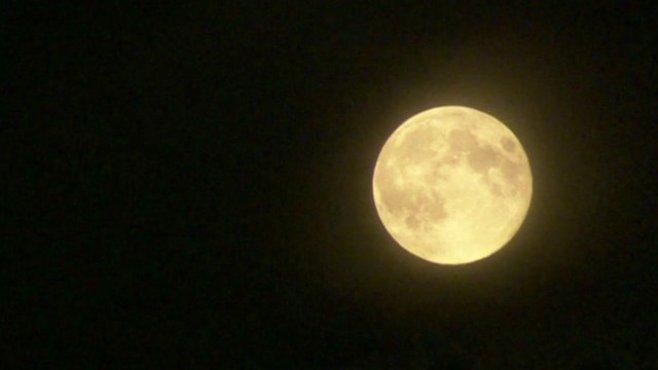 Luna era &icirc;nclinată pe o axă diferită &icirc;n urmă cu miliarde de ani