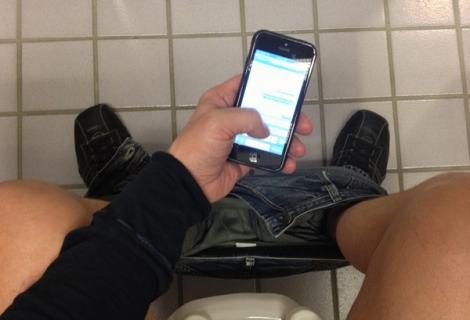 Ce se întâmplă dacă mergi la toaletă cu telefonul mobil! Milioane de oameni se expun acestui risc!