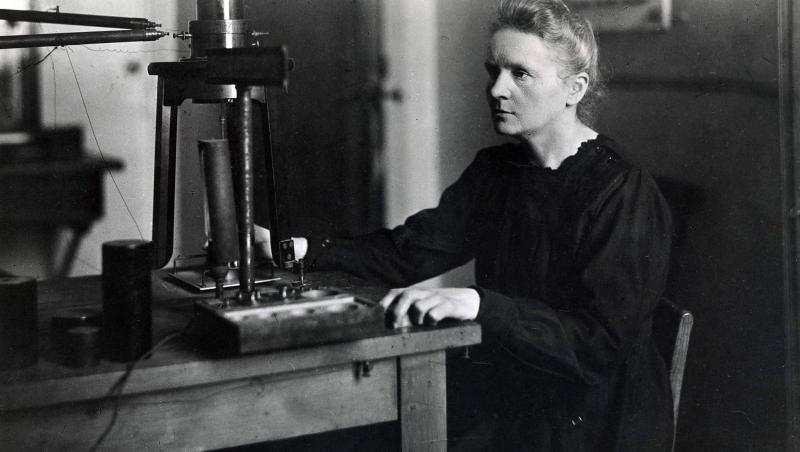 Marie Curie continuă să ucidă și azi, la 80 de ani de la a sa moarte! Hainele ei iradiază și dau cancer!