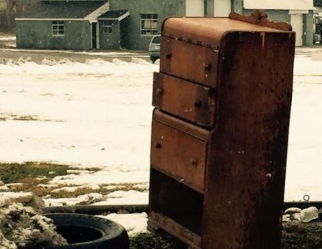 O tânără a găsit un dulap abandonat într-un garaj. Prăfuit şi ros de şoareci, a fost transformat  "într-o bijuterie"