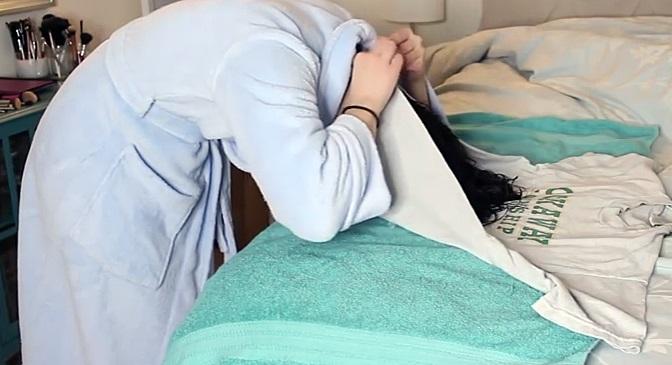 O t&acirc;nără și-a &icirc;nfășurat părul &icirc;ntr-un tricou, apoi s-a culcat! Ce a descoperit a doua zi, &icirc;n oglindă?