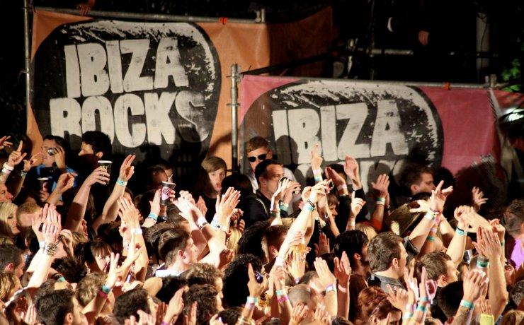 Petreceri &icirc;n spumă şi şampanie la Malul Mediteranei