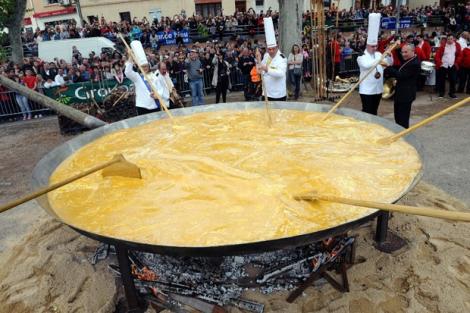 Ăsta da spectacol culinar! O omletă uriașă, de Cartea Recordurilor, a ajuns virală pe internet: 145.000 DE OUĂ!!!