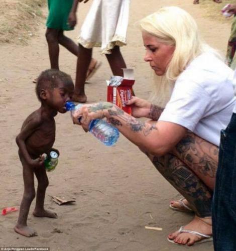 Absolut impresionant. Micuțul din Nigeria găsit pe străzi, aproape mort de foame, s-a schimbat radical!