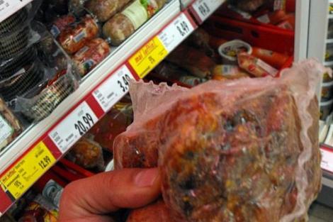 UPDATE. Românilor, ne mai mirăm că ne îmbolnăvim? Ministrul Agriculturii: „La noi,  salamul se spală cu oţet! Se schimbă saramura la brânza expirată și se vinde din nou!”