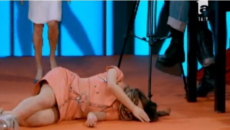 Pare de necrezut, dar e adevărat! Barbie de România a căzut din nou în timpul unei emisiuni!