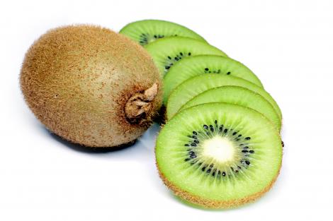 Este extrem de sănătos, dar consumat în cantităţi moderate! De ce nu e bine să mănânci mai mult de trei kiwi pe zi