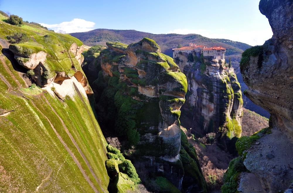 De Paște, vizitează mănăstirile suspendate Meteora!