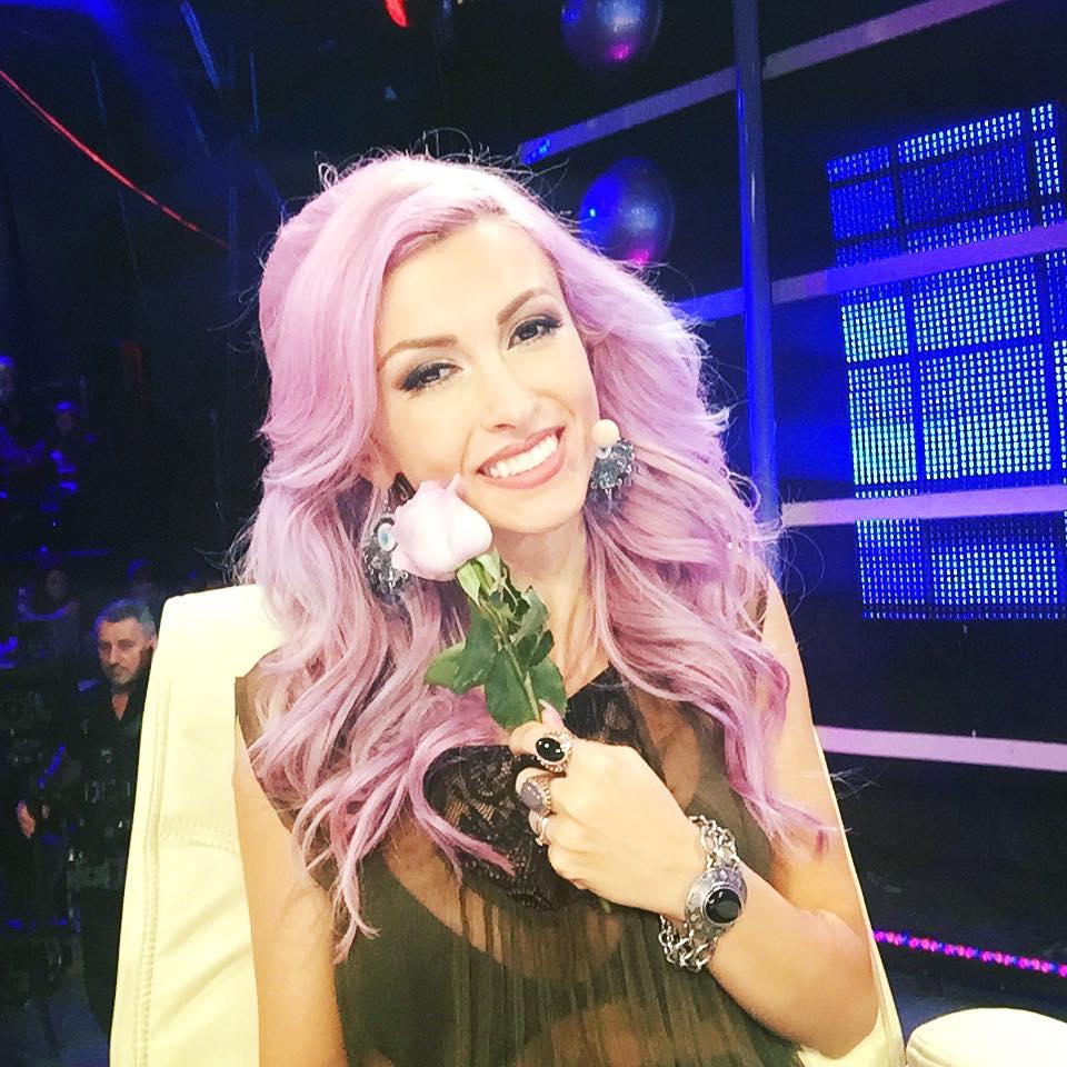 Andreea Bălan "taie și sp&acirc;nzură"! Care a fost cel mai penibil text cu care un bărbat a &icirc;ncercat să o cucerească