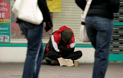 Un bărbat stă pe străzi și câștigă 10.000 de euro lunar, făcând nimic! Cum este posibil așa ceva?