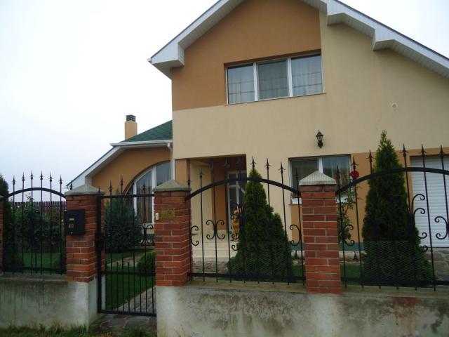 Locul din Rom&acirc;nia &icirc;n care se dau CASE GRATIS! Zeci de familii deja se &icirc;nghesuie să prindă o locuinţă