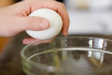 O femeie a spart un ou în castron, dar a avut parte de o adevărată surpriză când a văzut ce era înăuntru!