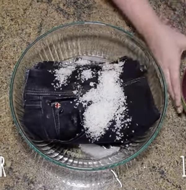 VIDEO GENIAL! A pus sare pe blugi şi i-a lăsat la &icirc;nmuiat. Motivul? O să vrei să faci şi tu asta