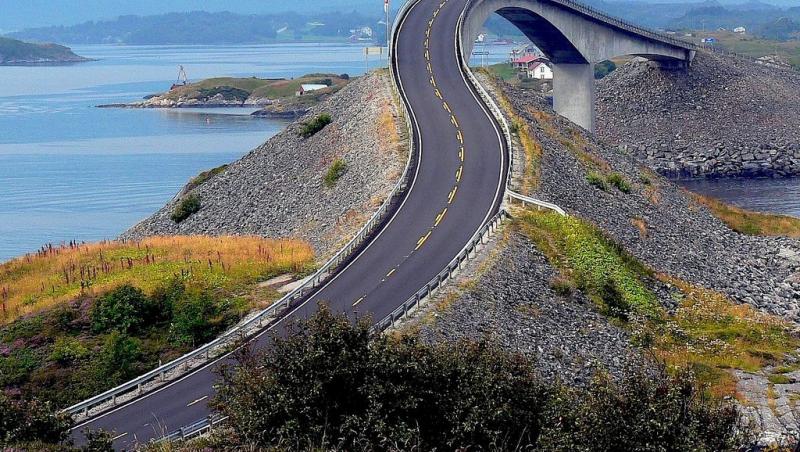 GALERIE FOTO! Atlantic Ocean Road: Drum...bun! Nu urci pe el decât dacă ai inima tare și pedală la picioare! Zici că-i desenat pe 8.300.000 de metri
