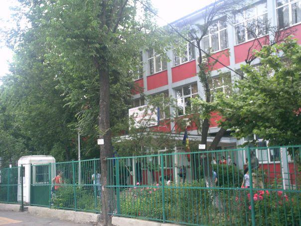 Sute de elevi ai unei școli bucureștene au fost evacuați!