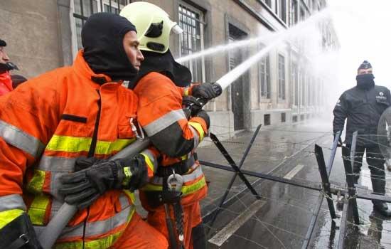 Incendiu &icirc;n cartierul Titan din Capitală: 400 de locatari evacuați și peste 200 de garsoniere afectate