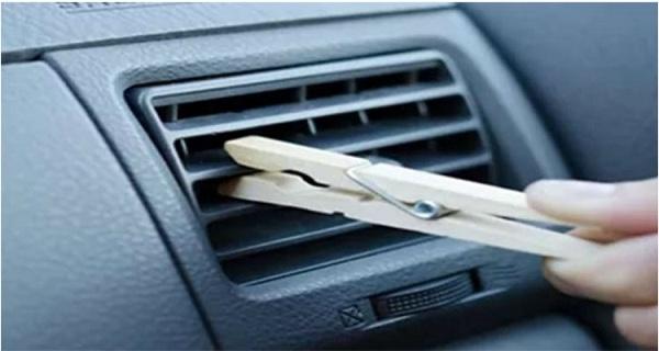 Ce se &icirc;nt&acirc;mplă dacă agăți un c&acirc;rlig de gura de aerisire a mașinii! Efectele se vor vedea imediat!