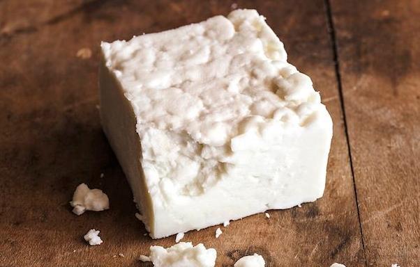 Nu te mai lăsa păcălit! Aşa deosebeşti ADEVĂRATA br&acirc;nză de Sibiu de falsurile din pieţe