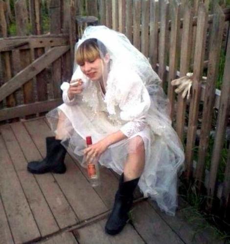 Da, mamă, sunt mirese bete şi deloc cochete! Şi-au şocat invitaţii cu rochiile, pozele şi alegerile lor din ziua nunţii. FOTO