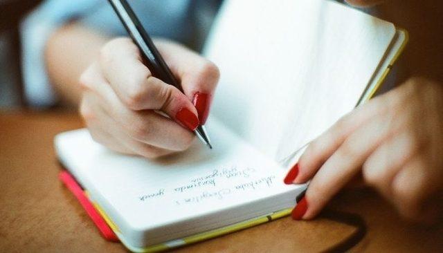 Ce fel de persoană eşti dacă scrisul tău este orientat spre dreapta. Ştiai asta despre tine?