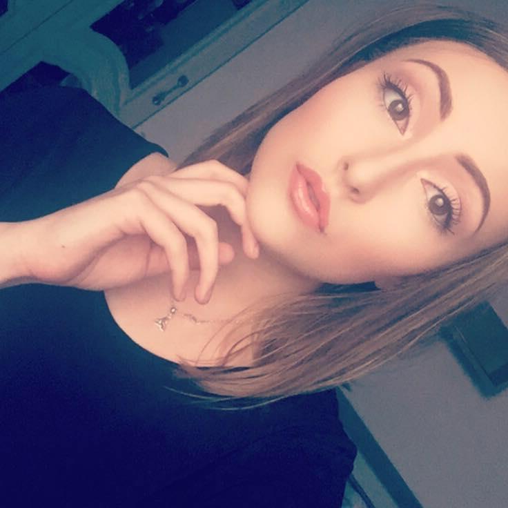 O t&acirc;nără s-a fotografiat &icirc;nainte și după ce a avut un atac de panică! Diferența este uriașă!