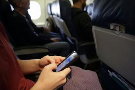 Nu îţi setezi telefonul pe "modul avion" când călătoreşti? Iată ce înseamnă asta pentru piloţi şi pentru controlorii de trafic aerian